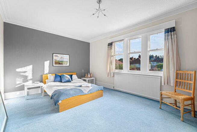 5 bed House for sale Image 12
