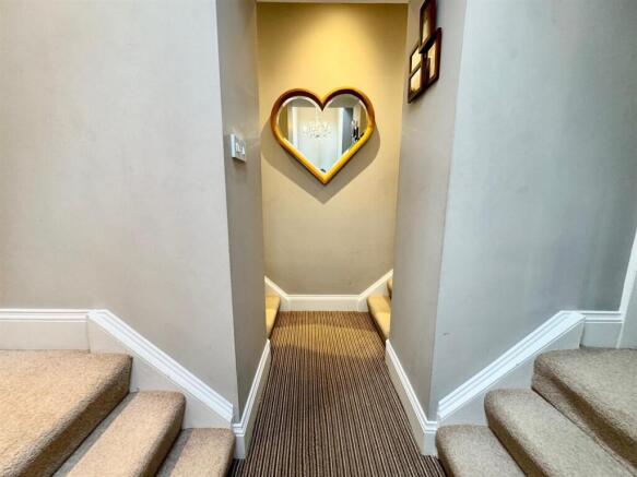 5 bed Detached for sale Image 6