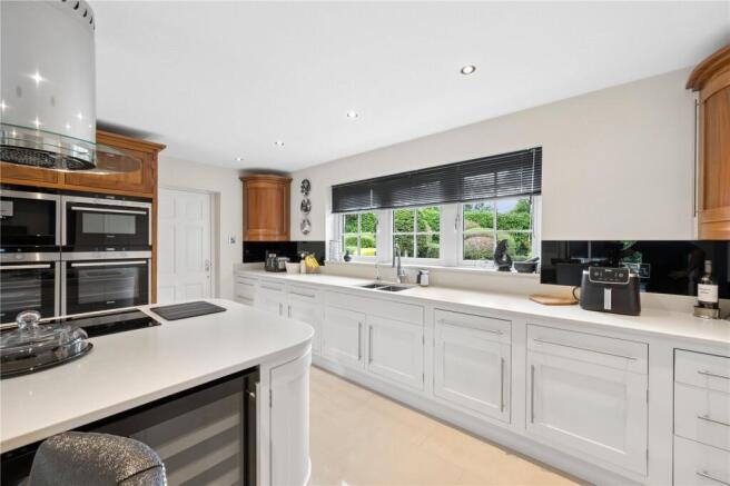 5 bed Detached for sale Image 10