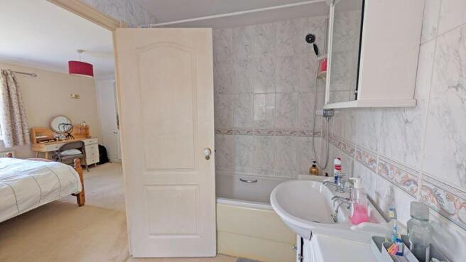 MAIN BEDROOM EN-SUITE