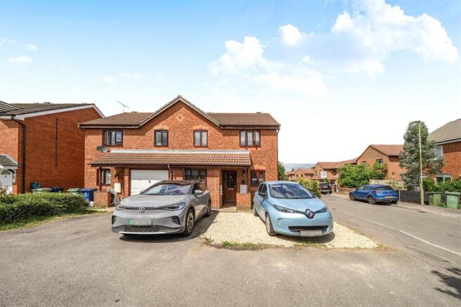 3-bed semi-detached on Tarragon Drive, Oxford, £375,000