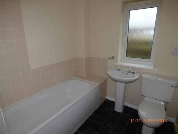 family bathroom.JPG