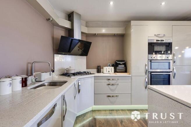 5 bed Detached for sale Image 7
