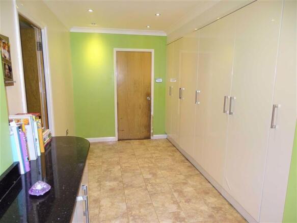 ENTRANCE AREA TO KITCHEN