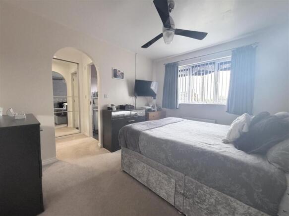 4 bed Detached for sale Image 10