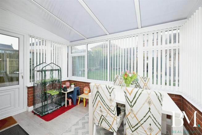 Webb Drive, Boughton Vale, Rugby - Conservatory & Garage photo 4
