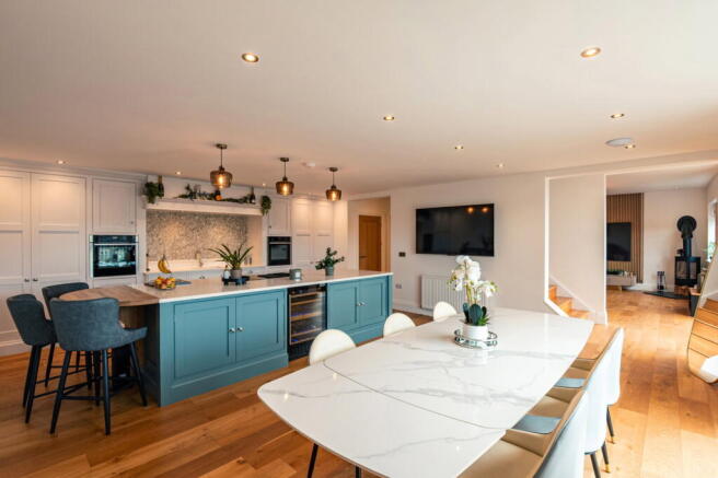 5 bed Detached for sale Image 11