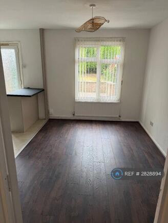 Dining Area & Breakfast Bar
