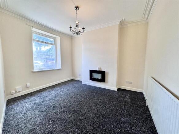 2 bed Terraced to rent Image 3