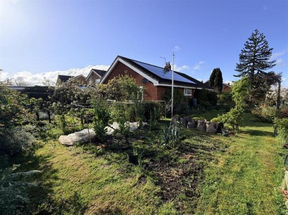 2 bed Detached Bungalow for sale Image 9