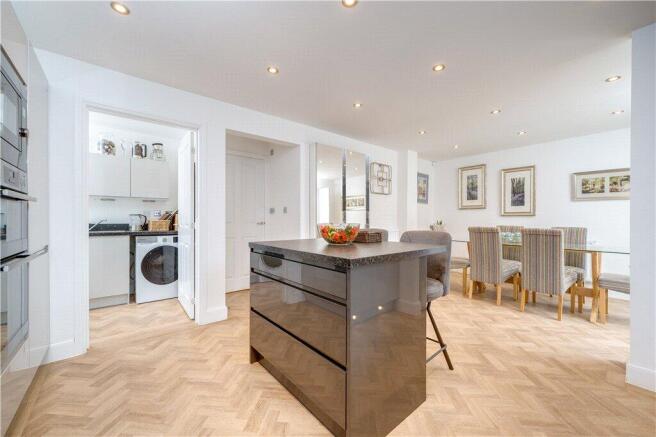 5 bed Detached for sale Image 12