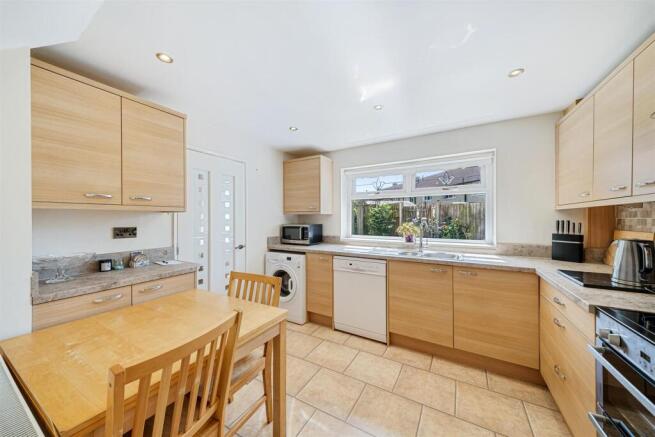 47 THOMAS DRIVE-2.jpg
