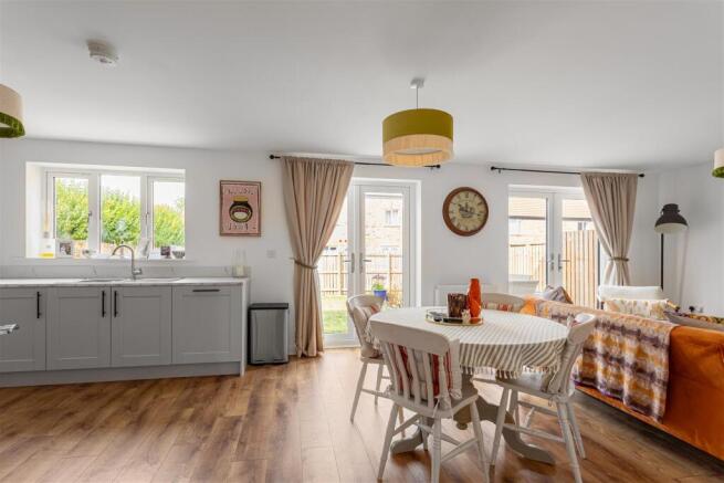 5 bed Detached for sale Image 7