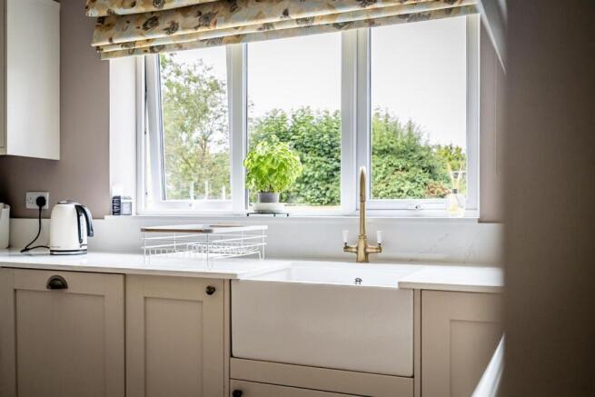 5 bed Detached for sale Image 11