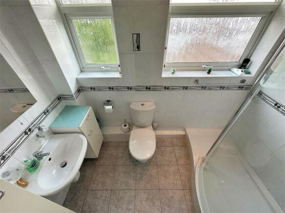 First Floor Shower Room 959