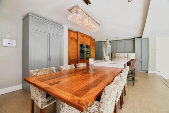 5 bed Detached for sale Image 5
