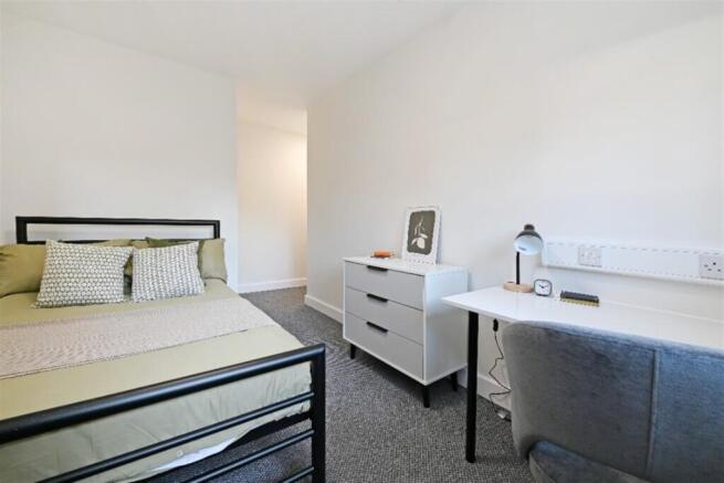 3 bed Apartment to rent Image 6