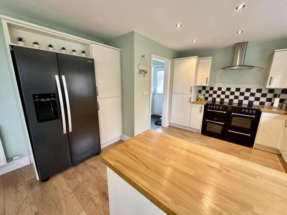 5 bed Detached for sale Image 11
