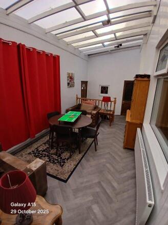 2 bed Flat to rent Image 12