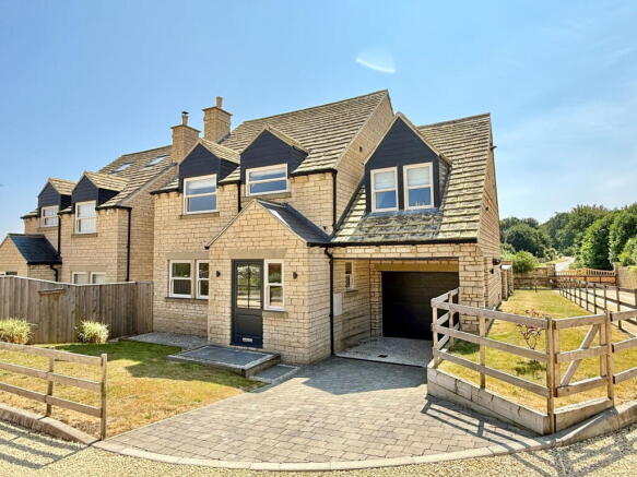 4 bed Detached for sale in leeds