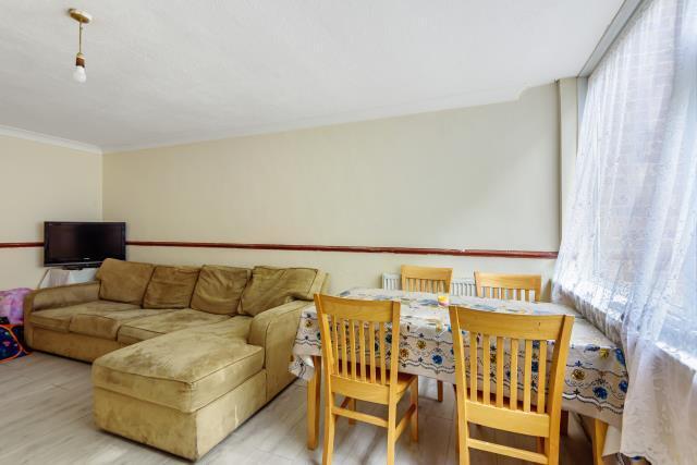 Living Area/Dining A