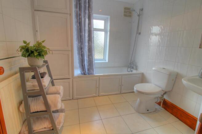 Bathroom (First Floor)