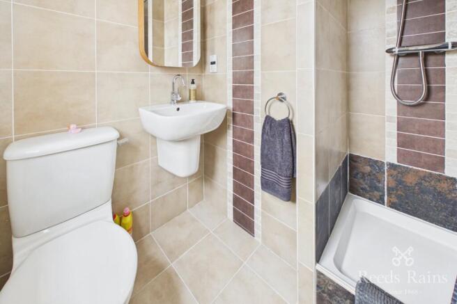 5 bed Detached for sale Image 11