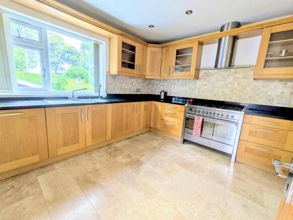 5 bed Semi-Detached for sale Image 6