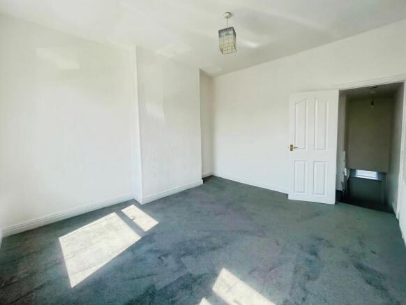 2 bed Terraced to rent Image 6