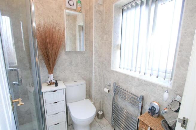 EN-SUITE SHOWER ROOM