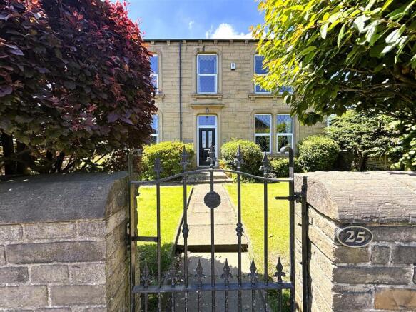 5 bed Detached for sale Image 8