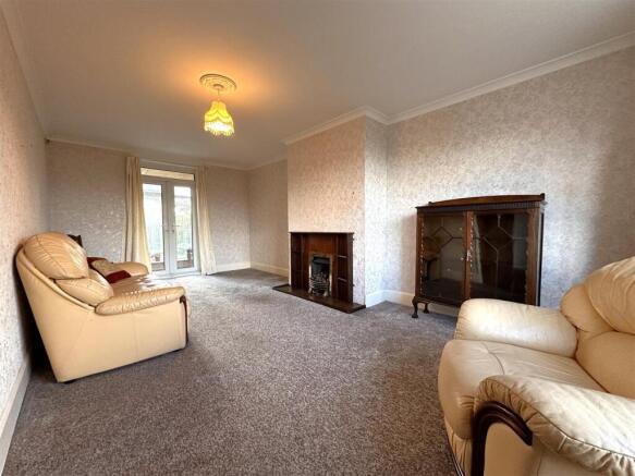 Generous Living Room 942