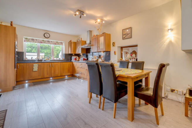 4 bed Detached for sale Image 9