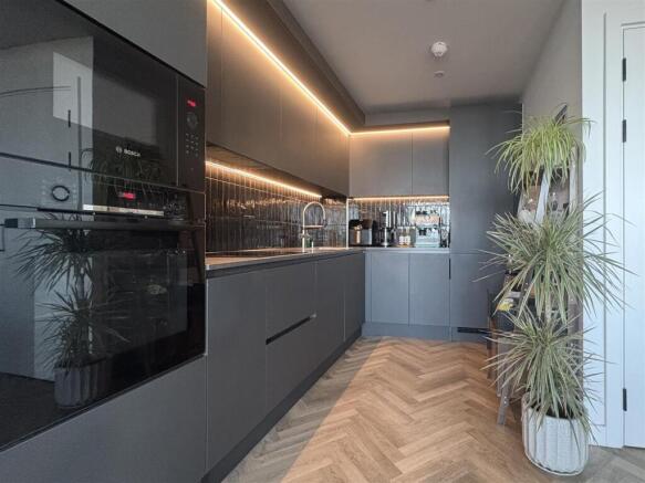 2 bed Apartment to rent Image 4