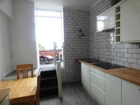 2 bed Apartment to rent Image 5
