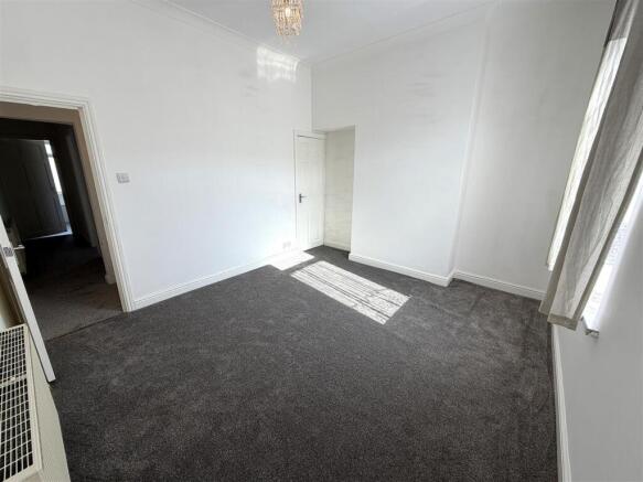 2 bed Terraced to rent Image 6