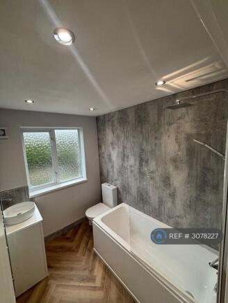 Modern Bathroom With Bath/Shower