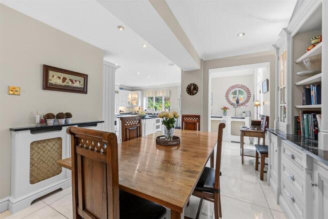 5 bed Detached for sale Image 6