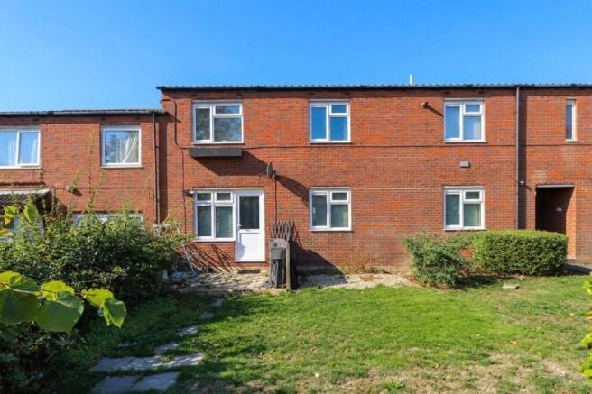 2-bed flat on Stamford Avenue, Springfield, Milton Keynes, Buckinghamshire, MK6, £190,000