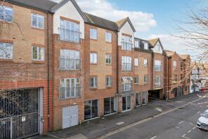 Flat 6, 46 Oakridge Place, Oak End Way, Gerrards Cross SL9 8FN