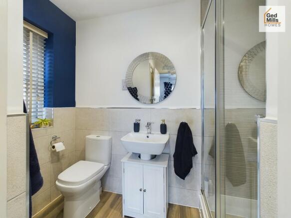 MASTER ENSUITE 