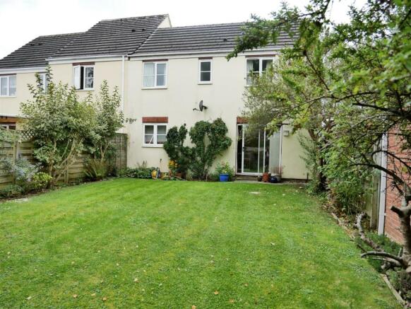REAR LANDSCAPED GARDEN