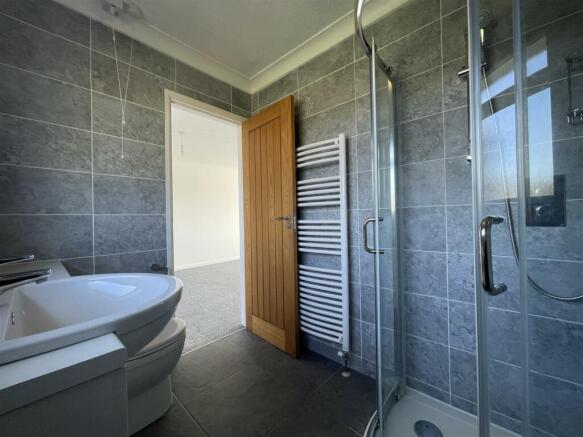 EN-SUITE SHOWER ROOM