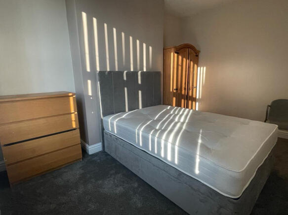 4 bed House to rent Image 6