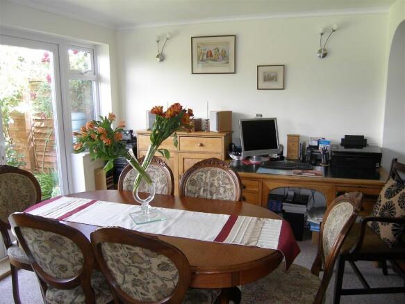 LOUNGE/DINING ROOM: