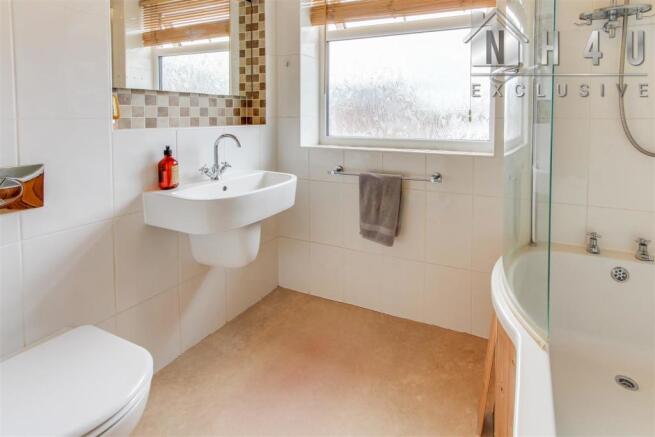 FAMILY BATHROOM:
