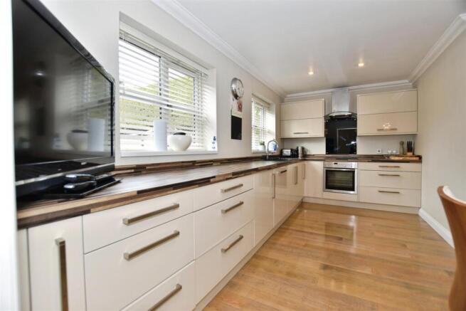 4 bed Detached for sale Image 10