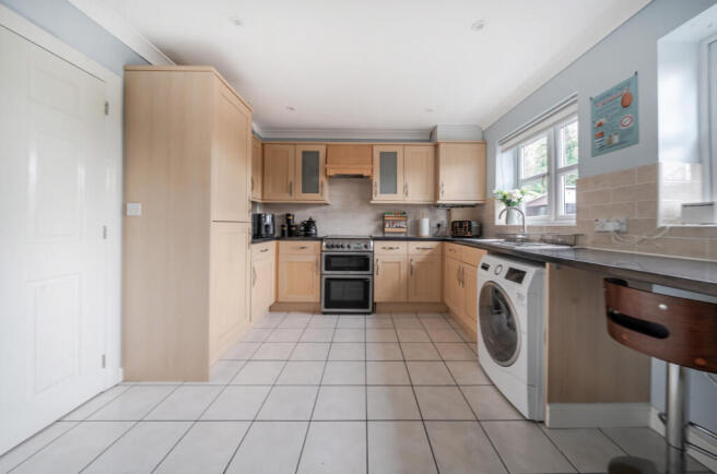 1384629-13-69298ee27395d