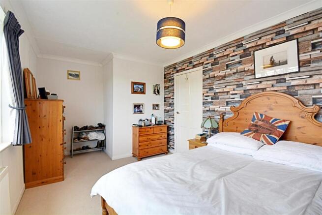 Bedroom 1_2.jpg
