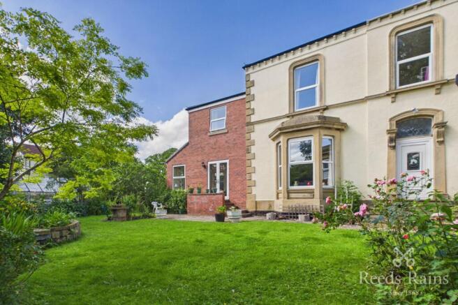 5 bed Semi-Detached for sale Image 7